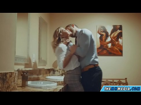 ❤️ Pamene blonde wabusty akunyengererani m'chimbudzi cha anthu onse Zolaula zamatako pa ife% ny.kassa-standupbar.ru% ❤